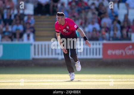 Taunton, Royaume-Uni. 18 juillet 2024. Craig Overton de Somerset bowling lors du Vitality Blast match entre Somerset et Sussex Sharks au Cooper Associates County Ground. Crédit : Dave Vokes/Alamy Live News Banque D'Images