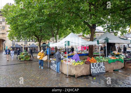 Wells centre-ville, étals de marché étal de fruits et légumes avec des produits locaux cultivés à la maison, Somerset, Angleterre, Royaume-Uni, 2023 Banque D'Images