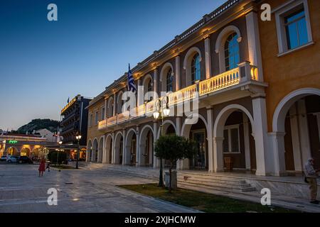 Zakynthos, Grèce - 6 juin 2024 : le Musée byzantin de Zakynthos illuminé la nuit, situé sur la place Solomos, ville de Zakynthos. Île de Zakynthos, Banque D'Images