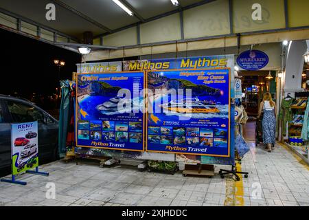 Zakynthos, Grèce - 6 juin 2024 : annonces des agences de l'île de Zakynthos, offrant un large éventail de visites VIP Zakynthos, croisières, excursions en bateau a Banque D'Images