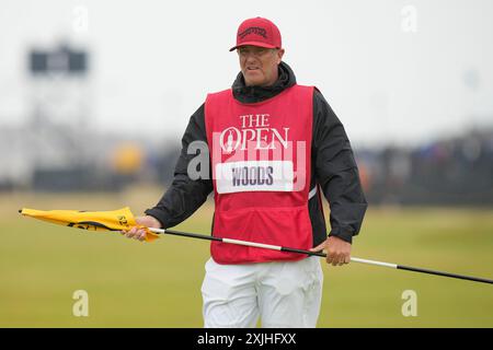 18 juillet 2024 ; Royal Troon Golf Club, Troon, South Ayrshire, Écosse ; l'Open Championship 1er tour ; lance Bennett caddy à Tiger Woods tient le bâton de drapeau sur le 2ème trou lors du premier tour Banque D'Images