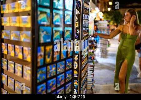 Zakynthos, Grèce - 6 juin 2024 : boutiques de souvenirs et de produits locaux dans le centre de la ville de Zakynthos. Île de Zakynthos en Grèce occidentale Banque D'Images