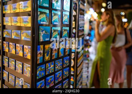 Zakynthos, Grèce - 6 juin 2024 : boutiques de souvenirs et de produits locaux dans le centre de la ville de Zakynthos. Île de Zakynthos en Grèce occidentale Banque D'Images