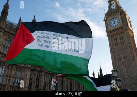 Londres, Royaume-Uni. 18 juillet 2024. Un drapeau palestinien vu sur le pont de Westminster après la manifestation. Les militants pro-palestiniens se sont rassemblés sur la place du Parlement et ont Uni leurs mains autour du Parlement pour protester contre la guerre à Gaza et demander un cessez-le-feu immédiat. Crédit : SOPA images Limited/Alamy Live News Banque D'Images