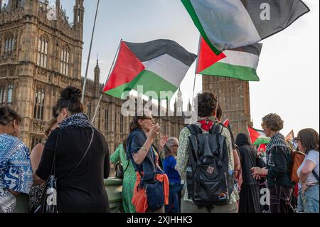 Londres, Royaume-Uni. 18 juillet 2024. Les manifestants pro-palestiniens se rassemblent sur le pont de Westminster après la manifestation. Les militants pro-palestiniens se sont rassemblés sur la place du Parlement et ont Uni leurs mains autour du Parlement pour protester contre la guerre à Gaza et demander un cessez-le-feu immédiat. Crédit : SOPA images Limited/Alamy Live News Banque D'Images