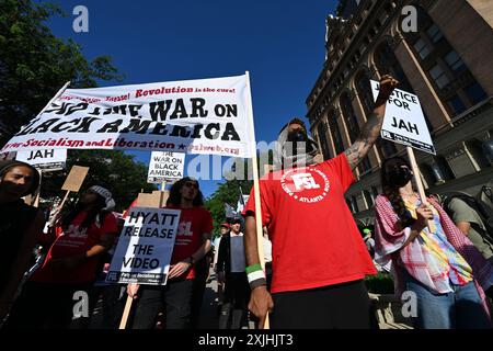 Milwaukee, États-Unis. 18 juillet 2024. Les manifestants défilent devant le RNC à Milwaukee, Wisconsin, le jeudi 18 juillet 2024. Le thème de la dernière journée est Make America Great une fois de plus, avec l'ancien président Donald Trump comme orateur principal. Photo de Paul Beaty/UPI crédit : UPI/Alamy Live News Banque D'Images