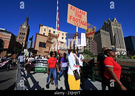 Milwaukee, États-Unis. 18 juillet 2024. Les manifestants défilent devant le RNC à Milwaukee, Wisconsin, le jeudi 18 juillet 2024. Le thème de la dernière journée est Make America Great une fois de plus, avec l'ancien président Donald Trump comme orateur principal. Photo de Paul Beaty/UPI crédit : UPI/Alamy Live News Banque D'Images