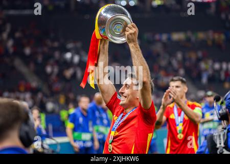 Berlin, Allemagne. 14 juillet 2024. L’Espagnol Mikel Oyarzabal fête avec le Trophée Henri Delaunay lors de la cérémonie après la finale de l’UEFA EURO 2024 entre l’Espagne et l’Angleterre à l’Olympiastadion de Berlin. Score final : Espagne 2:1 Angleterre. (Photo de Mikolaj Barbanell/SOPA images/Sipa USA) crédit : Sipa USA/Alamy Live News Banque D'Images