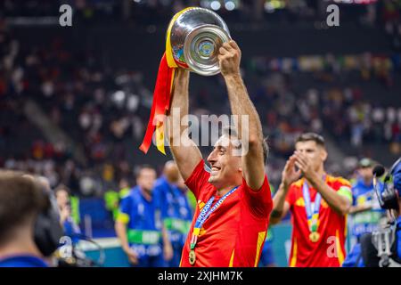 Berlin, Allemagne. 14 juillet 2024. L’Espagnol Mikel Oyarzabal fête avec le Trophée Henri Delaunay lors de la cérémonie après la finale de l’UEFA EURO 2024 entre l’Espagne et l’Angleterre à l’Olympiastadion de Berlin. Score final : Espagne 2:1 Angleterre. Crédit : SOPA images Limited/Alamy Live News Banque D'Images