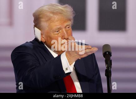 Milwaukee, États-Unis. 18 juillet 2024. Le candidat républicain à la présidence et ancien président Donald Trump fait des gestes envers sa femme Melanie alors qu’il prend la parole à la Convention nationale républicaine de 2024 au Forum Fiserv à Milwaukee, Wisconsin, le jeudi 18 juillet 2024. Photo de Tannen Maury/UPI crédit : UPI/Alamy Live News Banque D'Images