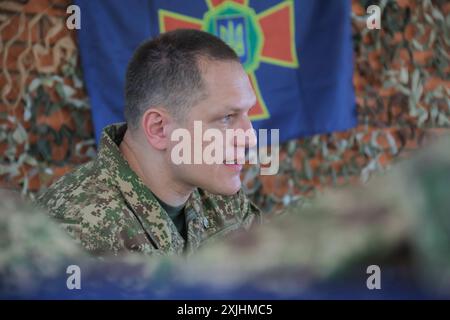 RÉGION DE KIEV, UKRAINE - 18 JUILLET 2024 - le commandant de la Garde nationale ukrainienne, le général de brigade Oleksandr Pivnenko, accorde une interview à un journaliste de l'Agence nationale ukrainienne de presse Ukrinfrom, région de Kiev, dans le nord de l'Ukraine. Banque D'Images