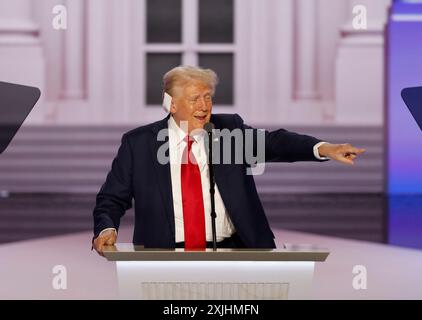 Milwaukee, États-Unis. 19 juillet 2024. Le candidat républicain à la présidence et ancien président Donald Trump prend la parole lors de la Convention nationale républicaine de 2024 au Forum Fiserv à Milwaukee, Wisconsin, le jeudi 18 juillet 2024. Photo de Tannen Maury/UPI crédit : UPI/Alamy Live News Banque D'Images