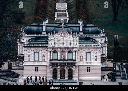 Allemagne - 07 novembre 2023 : un grand bâtiment blanc baroque avec un toit noir et des détails ornés se dresse dans un parc avec un escalier menant à son entr Banque D'Images