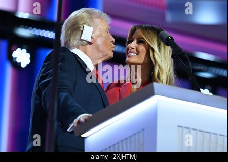 Milwaukee, États-Unis. 18 juillet 2024. (G-d) candidat républicain à la présidence l'ancien président Donald Trump embrasse l'ancienne première dame Melania Trump lors des célébrations à la fin de la Convention nationale républicaine (RNC) de 2024 au Forum Fiserv à Milwaukee, Wisconsin, le 18 juillet 2024. (Photo par Anthony Behar/Sipa USA) crédit : Sipa USA/Alamy Live News Banque D'Images