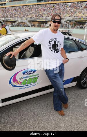 Homestead, États-Unis d'Amérique. 18 novembre 2012. HOMESTEAD, FL - 18 NOVEMBRE : Kid Rock pose avec la voiture pilote à la NASCAR Sprint Cup Series Ford EcoBoost 400 au Homestead-Miami Speedway le 18 novembre 2012 à Homestead, Floride. People : Kid Rock Credit : Storms Media Group/Alamy Live News Banque D'Images