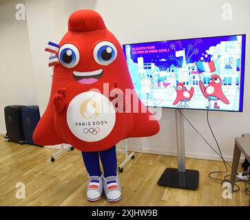 Paris, France. 18 juillet 2024. Les mascottes des Jeux Olympiques et Paralympiques de Paris 2024 'les Phryges' montrent leurs talents de danseur lors d'une répétition le 19 juillet 2024 à Paris, France. Photo par Alain Apaydin/ABACAPRESS. COM Credit : Abaca Press/Alamy Live News Banque D'Images