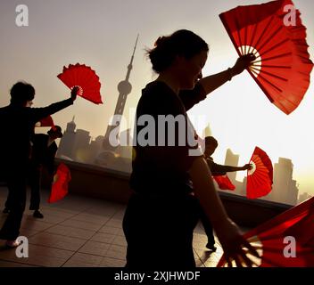 CHINE. SHANGHAI. CHINOIS PRATIQUANT LE TAI CHI, LE LONG DE LA PROMENADE DU BUND. EN ARRIÈRE-PLAN, PUDONG, LE QUARTIER FINANCIER DE LUJIAZUI AVEC LA TOUR DE Banque D'Images