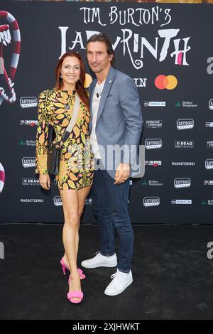 Kerstin Merlin und Christian Ganter - Tim Burton s Labyrinth - Berlin Premiere der Ausstellung in der Radsetzerei auf dem RAW-Gelaende in Berlin AM 19.07.2024. Tim Burton s Labyrinth - Berlin Premiere *** Kerstin Merlin et Christian Ganter Tim Burton s Labyrinth Berlin Premiere de l'exposition au Radsetzerei au RAW Gelaende à Berlin le 19 07 2024 Tim Burton s Labyrinth Berlin Premiere Banque D'Images