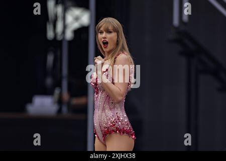 USAGE ÉDITORIAL RÉSERVÉ photo datée du 28/06/24 de Taylor Swift se produisant sur scène au stade Aviva de Dublin, lors de l'Eras Tour. Le Victoria and Albert Museum a recruté quatre « Swifties » britanniques pour devenir les premiers conseillers de Taylor Swift superfan de l'institution. Date d'émission : vendredi 19 juillet 2024. Banque D'Images