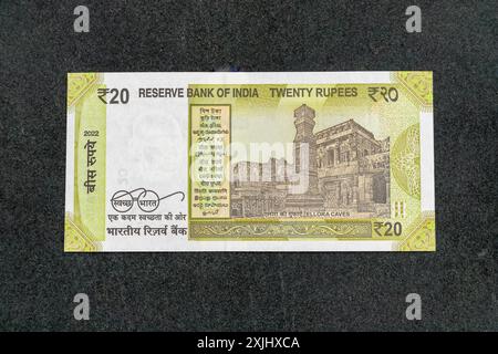 Nouveau billet indien de 20 roupies au verso avec le motif des grottes d'Ellora au verso, représentant le patrimoine culturel du pays Banque D'Images