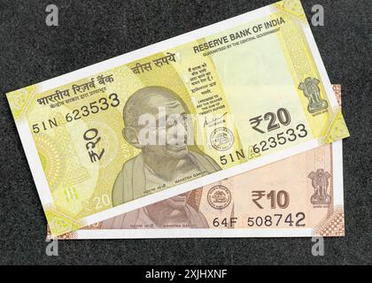 Billets de banque indiens de dix et vingt roupies Banque D'Images