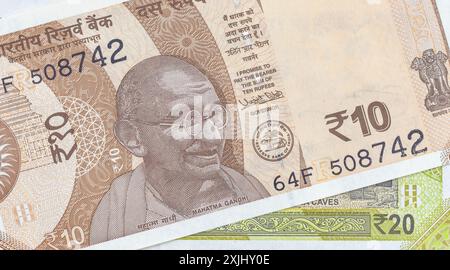 Billets indiens de 10 et 20 roupies en gros plan Banque D'Images