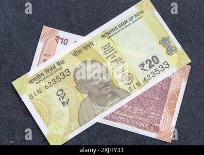 Portrait du Mahatma Gandhi sur billets de dix et vingt devises indiens Banque D'Images
