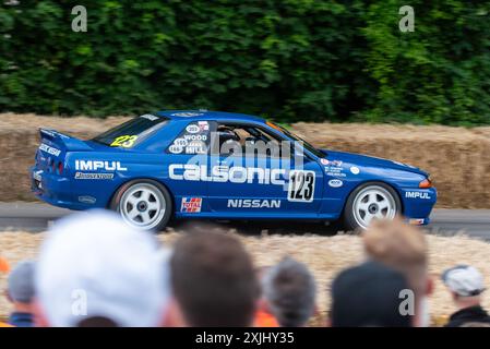 1990 Nissan Skyline GTR R32 Group Une voiture de course gravissant la piste de montée lors du Goodwood Festival of Speed 2024 Motorsport Event, Royaume-Uni Banque D'Images