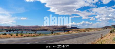 Panorama du pont Vantage sur le fleuve Columbia dans la région de Palouse, centre de Washington, États-Unis Banque D'Images