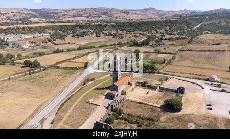 Vue en haut angle de la Basilica di Saccargia une église romane dans la province de Sassari en Sardaigne, Italie, entourée de paysage de campagne an Banque D'Images