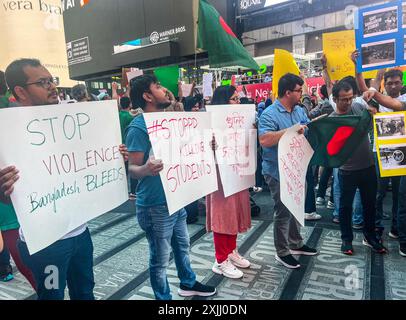 New York, New York, États-Unis. 18 juillet 2024. Des manifestants tiennent des pancartes tandis que des centaines de manifestants se sont rassemblés à Times Square à New York pour exprimer leur solidarité avec les étudiants du Bangladesh qui prennent part à des manifestations anti-quotas dans tout le pays. (Crédit image : © Ryan Rahman/Pacific Press via ZUMA Press Wire) USAGE ÉDITORIAL SEULEMENT! Non destiné à UN USAGE commercial ! Banque D'Images