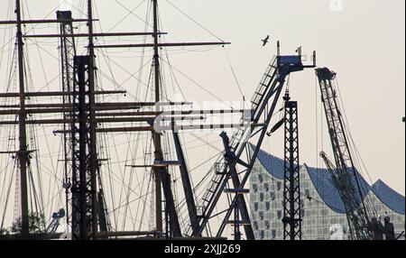 Blick auf die Elbphilharmonie von Veddel aus. Zu sehen sind auch Masten und Rahen der Viermastbark Peking, die im Deutschen Hafenmuseum liegt. *** Vue de l'Elbphilharmonie de Veddel vous pouvez également voir les mâts et les cours de la barque à quatre mâts Pékin, qui se trouve dans le musée du port allemand Banque D'Images