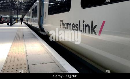 Photo du dossier datée du 2/8/2019 d'un train Thameslink à la gare de Kings Cross à Londres. La plus grande compagnie ferroviaire britannique a averti ses passagers de s'attendre à des perturbations en raison de « problèmes INFORMATIQUES généralisés ». Govia Thameslink Railway (GTR), société mère de Southern, Thameslink, Gatwick Express et Great Northern, a émis une alerte sur les réseaux sociaux des marques. Date d'émission : vendredi 19 juillet 2024. Banque D'Images