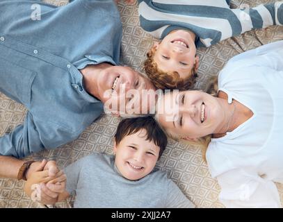 Ci-dessus, les grands-parents et heureux avec les garçons sur le sol en visite pour les vacances scolaires, le plaisir et le jeu. Les gens, la maison et les enfants avec le sourire comme baby-sitter ou Banque D'Images