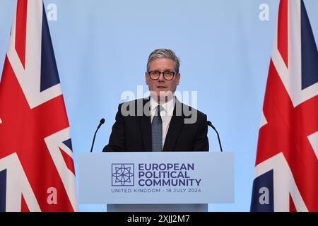 (240719) -- OXFORDSHIRE, 19 juillet 2024 (Xinhua) -- le premier ministre britannique Keir Starmer assiste à une conférence de presse lors de la quatrième réunion de la Communauté politique européenne (CPE) au Palais de Blenheim dans l'Oxfordshire, Grande-Bretagne, le 18 juillet 2024. Quelque 50 dirigeants européens se sont réunis jeudi au Royaume-Uni pour la quatrième réunion de l'EPC, alors que le Royaume-Uni vise à remodeler les liens avec l'Europe au milieu des défis mondiaux. (Tim Hammond/No. 10 Downing Street/documentation via Xinhua) Banque D'Images