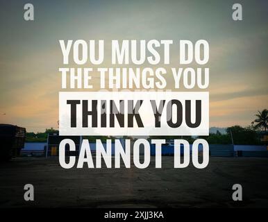 Affaires et inspiration qoute VOUS DEVEZ FAIRE LES CHOSES QUE VOUS PENSEZ QUE VOUS NE POUVEZ PAS FAIRE sur un fond de coucher de soleil. Banque D'Images