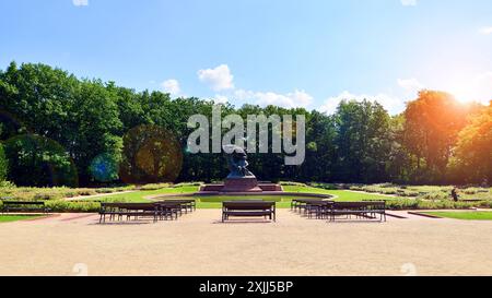 Varsovie, Pologne. 9 juillet 2024. Monument Frédéric Chopin. Grande statue en bronze de Frédéric Chopin située dans la partie supérieure des thermes royaux de Varsovie. Banque D'Images