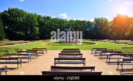 Varsovie, Pologne. 9 juillet 2024. Monument Frédéric Chopin. Grande statue en bronze de Frédéric Chopin située dans la partie supérieure des thermes royaux de Varsovie. Banque D'Images