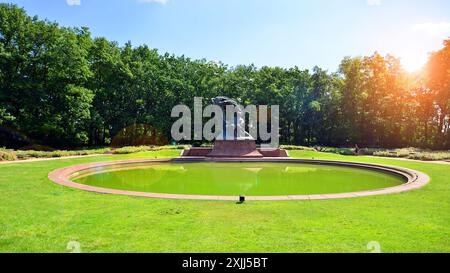 Varsovie, Pologne. 9 juillet 2024. Monument Frédéric Chopin. Grande statue en bronze de Frédéric Chopin située dans la partie supérieure des thermes royaux de Varsovie. Banque D'Images