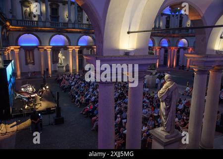 Milano, Milano. 19 juillet 2024. Concerto di Nicola Piovani nel Cortile d'onore del palazzo di Brera - Milano - Giovedì ; 17 Luglio 2024 (Foto Claudio Furlan/Lapresse) concert de Nicola Piovani dans le Cortile d'onore du Palais de Brera - Milan - jeudi 17 juillet 2024 (photo Claudio Furlan/Lapresse) crédit : LaPresse/Alamy Live News Banque D'Images