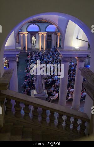 Milano, Milano. 19 juillet 2024. Concerto di Nicola Piovani nel Cortile d'onore del palazzo di Brera - Milano - Giovedì ; 17 Luglio 2024 (Foto Claudio Furlan/Lapresse) concert de Nicola Piovani dans le Cortile d'onore du Palais de Brera - Milan - jeudi 17 juillet 2024 (photo Claudio Furlan/Lapresse) crédit : LaPresse/Alamy Live News Banque D'Images