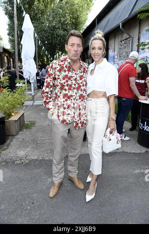 Peter Wolf mit Frau Melanie Wolf BEI der Premiere der internationalen Ausstellung von Tim Burtons Labyrinth à Berlin 18.07.2024 *** Peter Wolf avec son épouse Melanie Wolf à la première de l'exposition internationale du labyrinthe Tim Burtons à Berlin 18 07 2024 Banque D'Images