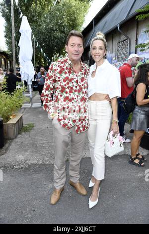 Peter Wolf mit Frau Melanie Wolf BEI der Premiere der internationalen Ausstellung von Tim Burtons Labyrinth à Berlin 18.07.2024 *** Peter Wolf avec son épouse Melanie Wolf à la première de l'exposition internationale du labyrinthe Tim Burtons à Berlin 18 07 2024 Banque D'Images