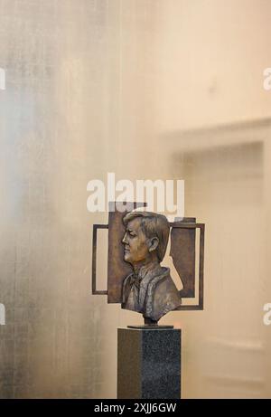 la haye, pays-bas - 2024.07.12 : palais kneuterdijk / raad van state - buste en bronze en relief du roi willem-alexander par eric claus -- [credit : joac Banque D'Images
