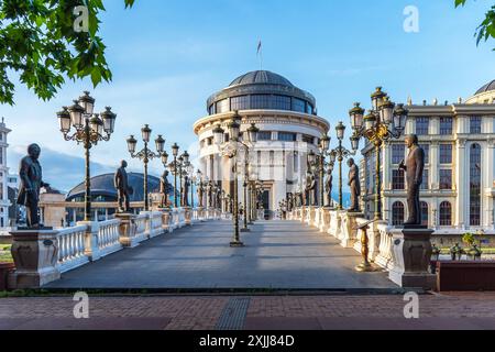 Vue sur le pont d'art qui mène au bâtiment du ministère public. Skopje, Macédoine du Nord. Banque D'Images