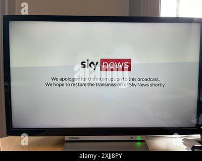 Londres, Royaume-Uni. 19 juillet 2024. Un message d'erreur de la chaîne Sky News s'affiche à l'écran. De graves problèmes perturbent les systèmes informatiques dans le monde entier. Les compagnies aériennes, les médias et les entreprises de télécommunications sont touchés. Ceci est rapporté par des médias tels que l'agence financière Bloomberg. Crédit : Julia Kilian/dpa/Alamy Live News Banque D'Images