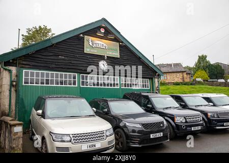 Entretien de voiture de mécanicien de moteur de garage d'orge spécialisé dans Land Rover Range Rover, Lancashire, Angleterre, Royaume-Uni, 2023 Banque D'Images