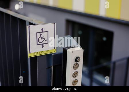 Élévateur de signe-pointeur avec bouton pour aider les utilisateurs de fauteuils roulants handicapés Banque D'Images