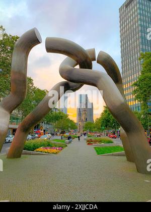 Tauentzienstraße, Berlin, Deutschland, Skulptur, Kunstwerk, Berliner Skulptur, Straßenkunst, Urbane Kunst, Wahrzeichen, öffentlicher Raum, Kaiser-Wilhelm-Gedächtniskirche, Denkmal, Architektur, Städtisches Leben, Großstadt, Stadtzentrum, Tourismus, Sehenswürdigkeit, Berliner Wahrzeichen, Skulpturenpark, Kunstinstallation, moderne Kunst, Stadtlandschaft, urbaner Raum, Grünfläche, Blumenbeete, Autos, Verkehr, Fußgänger, Touristenattraktion, kulturelles Erbe, Skulpturenkunst, Städtische Kunst, Berliner Stadtbild, Straßenleben, Erholung, öffentliche Kunst, Berliner Sehenswürdigkeiten, Kunst im öff Banque D'Images