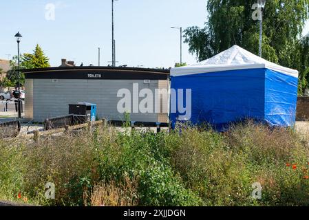 Hamlet court Road, Westcliff on Sea, Essex, Royaume-Uni. 19 juillet 2024. La police a arrêté un homme de 55 ans, Barry Mooney, soupçonné de meurtre après la mort d'une personne à la suite d'une altercation à Westcliff, dans l'arrondissement de Southend on Sea. Une autre personne est soignée pour des blessures graves à l'hôpital après l'événement qui s'est produit vers 18 heures jeudi. Un cordon de police reste en place sur les lieux du crime, où une tente d'enquête médico-légale a également été érigée. La police fait appel à des témoins. La victime morte a été nommée Gary Hindle Banque D'Images